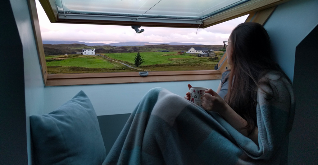 À la fenêtre de notre B&B à l'Île de Skye en Écosse lors de notre voyage de septembre 2017.