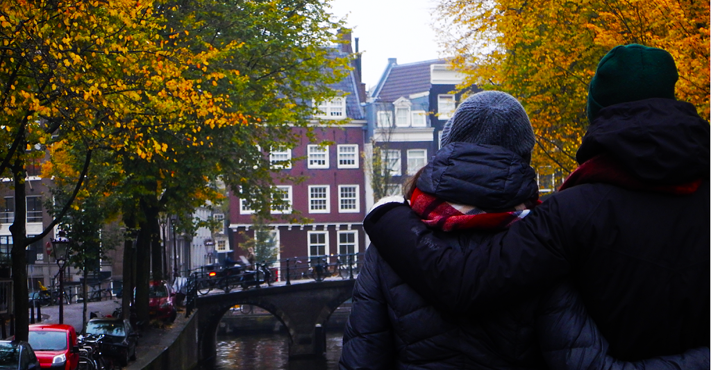 Une amie et moi sur le pont d'un des nombreux canaux d'Amsterdam