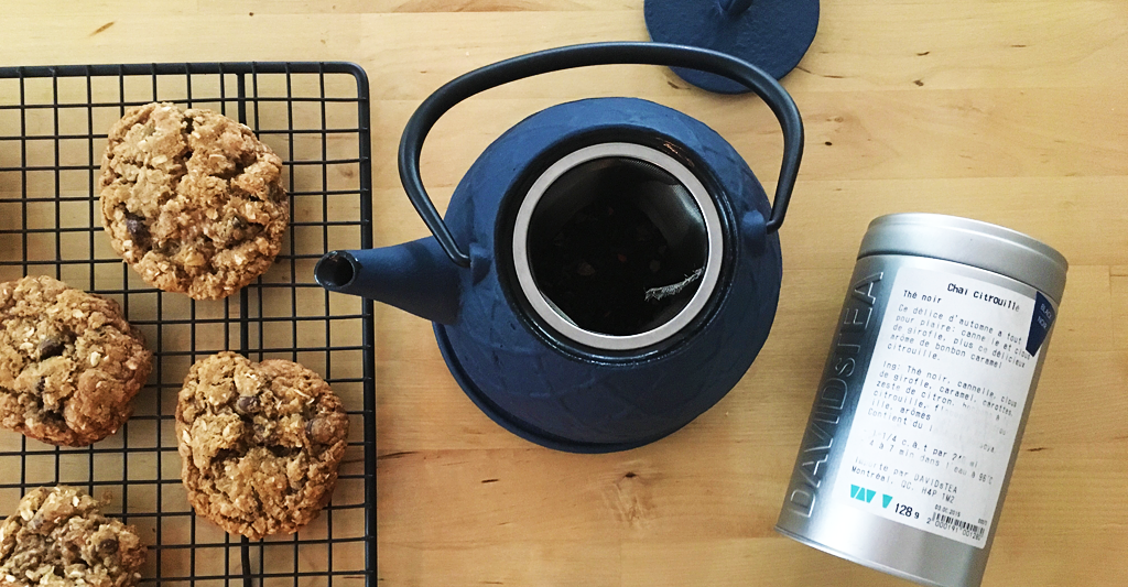 Biscuits moelleux aux brisures de chocolat (version allégée) de Ricardo et thé chaï citrouillé de David's tea. De vraies délices!