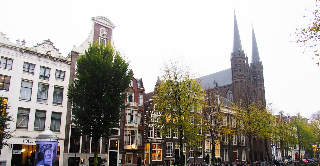Une autre belle rue qui longe un des canaux d'Amsterdam.